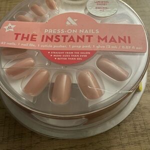 Instant manicure press on nails.  Color: pinkish. Sz: short